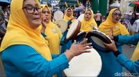 Tarian hadrat mulai dari halaman Masjid Raya Al Fatah Ambon, dilanjutkan ke jalan Sulltan Babullah kemudian peserta menuju jalan Yos Sudarso, lanjUt ke Jalan Sam Ratulangi dan Jalan AY. (Muslimin Abbas/detikcom)