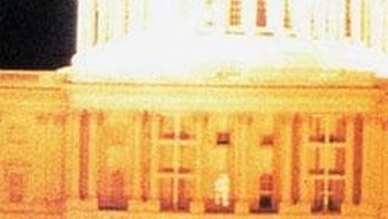 Gedung Putih yang dibelakangnya ada cahaya dari objek misterius. Foto: Telegraph