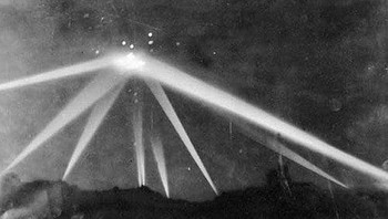 Warga mengarahkan lampu sorot ke UFO. Lokasinya di Los Angeles pada 1942. Foto: Telegraph