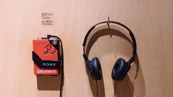 Dengan tema tersebut memungkinkan pengunjung bisa duduk di pinggir jalan dan mendengarkan musik hip-hop dari TPS-L2 original.  (Foto: The Verge)