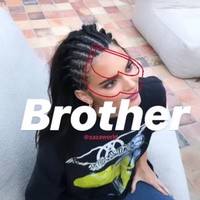 Kendall Jenner juga pernah menghadapi kritikan soal blackfishing ketika rambutnya di-cornrow pada 2019 lalu. Menurut netizen di Twitter, orang kulit putih yang kerap kali berpenampilan mengikuti budaya kulit hitam hanya ingin terlihat berbeda dan keren, dan hal tersebut dinilai tidak sopan. Padahal, bagi orang kulit hitam yang memiliki rambut afro, menata rambut menjadi cornrow punya asal-usulnya sendiri. Foto: Dok. Instagram Kendall Jenner