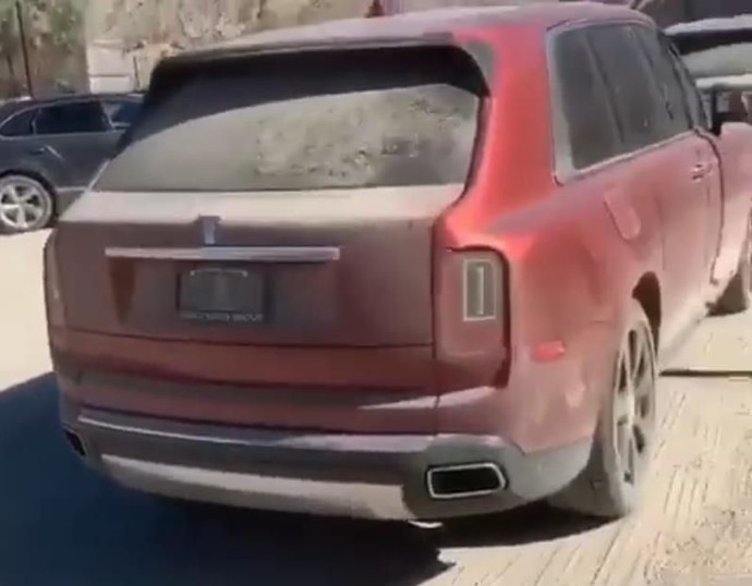 Sayang Banget! Mobil Sekelas Rolls-Royce Dicuekin di Dubai