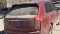 Kemudian ada Rolls-Royce Cullinan, SUV pertama dari Rolls-Royce. Rolls-Royce Cullinan itu ditinggalkan begitu saja di tempat parkir terbuka di Dubai. Padahal, untuk beli Rolls-Royce Cullinan konsumennya harus antre berbulan-bulan. Foto: Zing