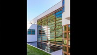 Di sekitar tempat tersebut, juga berjejer rumah milik Leonardo di Capro, Courtney Cox, hingga Laurenne Jobs.