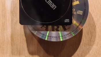 Pemutar musik dengan CD yang bisa dibawa kemana-mana. (Foto: The Verge)