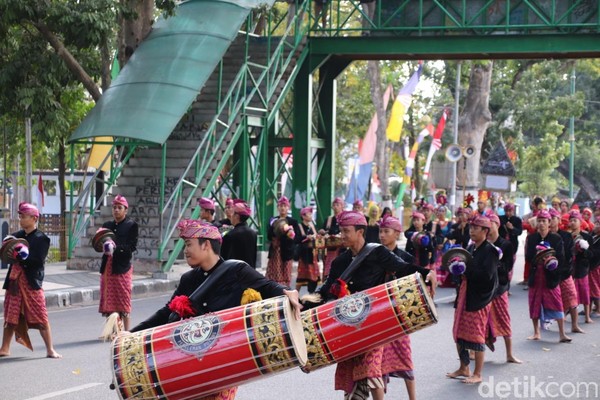 Karnaval budaya sebagai momentum untuk menunjukan NTB sangat indah dan nyaman untuk dikunjungi. Inilah atraksi Gendang Beleq (Harianto Nukman/detikcom) Karnaval budaya sebagai momentum untuk menunjukan NTB sangat indah dan nyaman untuk dikunjungi. Inilah atraksi Gendang Beleq (Harianto Nukman/detikcom)