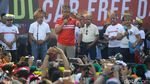 Keseruan Wiranto Nyanyi Bareng Masyarakat Papua di CFD