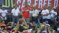 Wiranto bernyanyi bersama Kapolda Metro Jaya Irjen Pol Gatot Eddy Purnomo, Pangdam Jaya Mayjen TNI Eko Margiyono dan tokoh Papua Freddy Numberi. Mereka menyanyikan lagu Apuse serta satu lagu yang bertema persatuan dan persaudaraan.