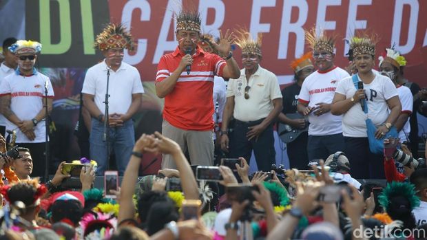 Wiranto Nyanyi Bareng Masyarakat Papua di CFD / 