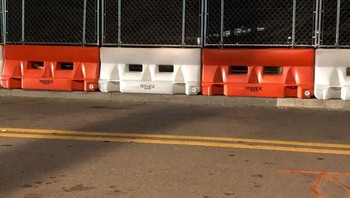 Pembatas jalan yang seperti memiliki bentuk wajah mata, hidung hingga mulut. (Foto: Brightside)