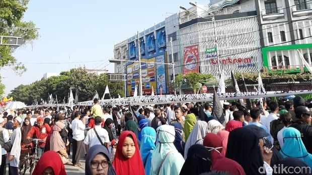Felix Siauw Gabung Aksi Mengarak 1,5 KM Kain Kalimat Tauhid di Solo