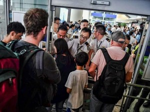 Massa Duduki Bandara Hong Kong: Tumpuk Troli hingga Rusak CCTV