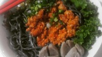 Mie hitam yang gurih kenyal juga enak dipadukan dengan ayam rica super pedas. Foto : Instagram @anita hendrawati