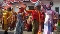 Para penari lintas generasi ini juga terlihat begitu anggun dengan balutan kebaya lengkap dengan selendang sebagai aksesorisnya. Suasana terasa begitu menyentuh kala ratusan penari mulai menampilkan gerakan tarian Ketuk Tilu. 