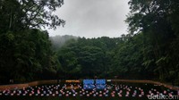 Di akhir kirab pusaka, warga menggelar tabur dawet kolam Rowo Bayu. Ini sebagai bentuk syukur dan pengharapan warga tentang kesuburan. (Ardian Fanani/detikcom)
