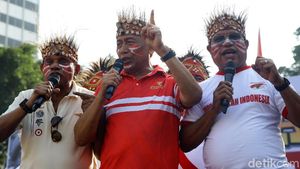 Keseruan Wiranto Nyanyi Bareng Masyarakat Papua di CFD