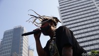 Warga yang hadir dihibur dengan lagu dan musik khas Papua.