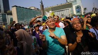 Warga yang datang pun tampak asik dan ikut bergabung mengikuti tarian.