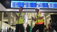Angkasa Pura II bekerja sama dengan Grab pada Juni 2019 menghadirkan layanan skuter listrik GrabWheels sebagai alat transportasi personal di Terminal 3. Saat ini terdapat total 20 unit GrabWheels yang disiapkan di Terminal 3 Kedatangan, di mana 10 unit dapat digunakan langsung oleh penumpang, sementara itu 10 unit sebagai pengganti.