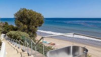 Bisa juga sekalian main ke pantai, ada tangga penghubung ke pasir putih pantai Malibu.