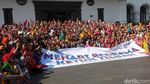 700 Perempuan Menari Kolosal Ketuk Tilu di Gedung Sate