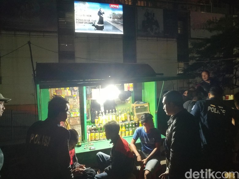 Polisi Gerebek Mini Bar Dan Gudang Miras Di Taman Film Bandung