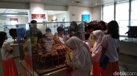 Para pengunjung meramaikan museum dari pagi. Kebanyakan datang dari anak-anak sekolah. (Tasya/detikcom)