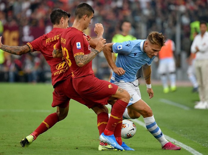 Tak ada pemenang dalam duel dua tim ibu kota Italia: Lazio vs AS Roma. Berjalan dalam tensi tinggi, laga pekan kedua Liga Italia tersebut tuntas sama kuat 1-1.