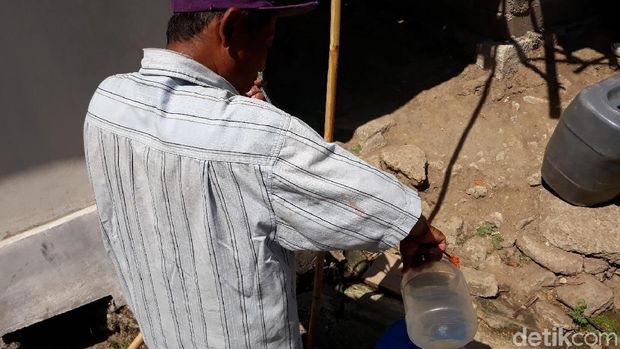 Warga Gedangsari, Gunungkidul ambil air di sumur bor pakai toples.