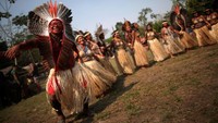 Orang-orang asli dari suku Shanenawa menari selama festival, Minggu (1/9). REUTERS/Ueslei Marcelino.