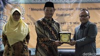 Ditegaskan, dirinya mengajak Himi Persis untuk ikut berkontribusi pada bangsa dan negara sesuai dengan kekhasan masing-masing. Seperti yang dilakukan oleh Natsir sebagai orang Persis, tegasnya.
