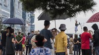 Sejumlah warga nampak berkumpul di Pantai Gwanganli Beach Busan untuk menyaksikan penampilan para prajurit TNI AL.