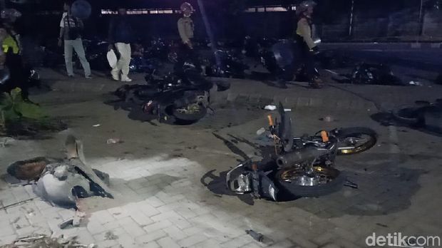 Puluhan kendaraan rusak/