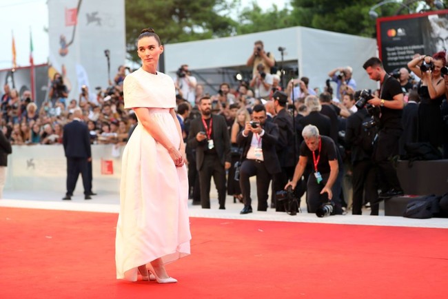 Menariknya, Rooney Mara muncul balutan terusan putih yang mirip gaun pengantin. Gaun tersebut merupakan karya desainer Clare Waight Keller dari Givenchy yang menangani gaun pengantin Meghan Markle. (Foto: Getty Images)