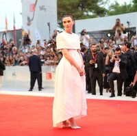 Menariknya, Rooney Mara muncul balutan terusan putih yang mirip gaun pengantin. Gaun tersebut merupakan karya desainer Clare Waight Keller dari Givenchy yang menangani gaun pengantin Meghan Markle. (Foto: Getty Images)