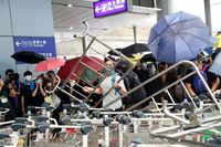 Pendemo di Hong Kong sempat menguasai bandara (Reuters)