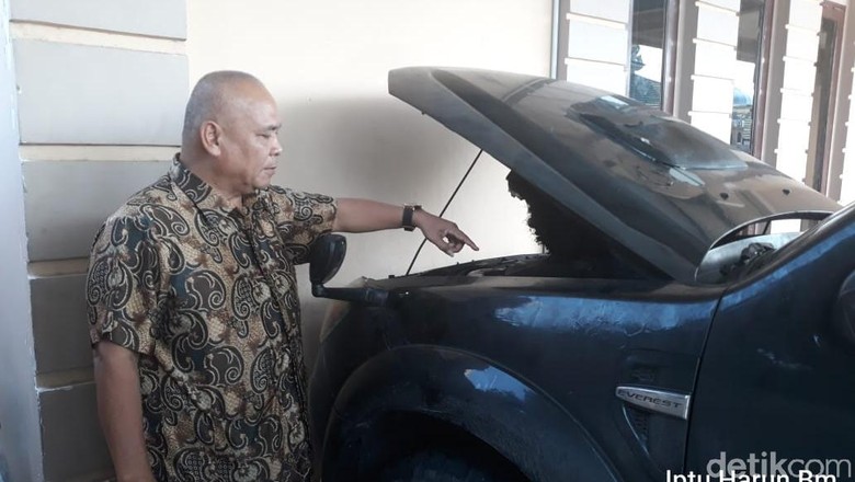 Mobil Ibrahim di Pekanbaru Dibakar Saat Parkir di Rumahnya Mobil Ibrahim di Pekanbaru Dibakar Saat Parkir di Rumahnya