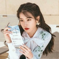 Salah satu gaya rambut UI yang paling ikonik adalah anak rambut terurai dan rambut yang diikat setengah di atas kepala berikut. Foto: Instagram/Pinterest