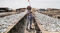 Di tangannya, limbah tulang ikan itu kini jadi produk kerajinan yang memiliki nilai jual tinggi.