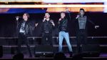 Aksi Westlife Ajak Penonton Naik Panggung yang Bikin Histeris