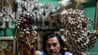 Kini orang sudah mulai menyenangi produk kerajinan karya Taryana karena unik, menarik, dan juga ramah lingkungan.