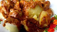 Siomay Pak Aceng di wilayah Cipinang, terkenal dengan potongan siomay yang besar dan saus kacang yang enak. Pak Aceng sendiri sudah berjualan siomay dari tahun 80an lho. Foto: Istimewa