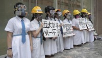 Sejumlah pelajar berkumpul di area sekitar St. Francis Canossian College di Hong Kong untuk menggelar aksi protes. Mereka membawa serta poster bertuliskan tuntutan yang sangat diperlukan, Senin (2/9/2019). AP Photo.