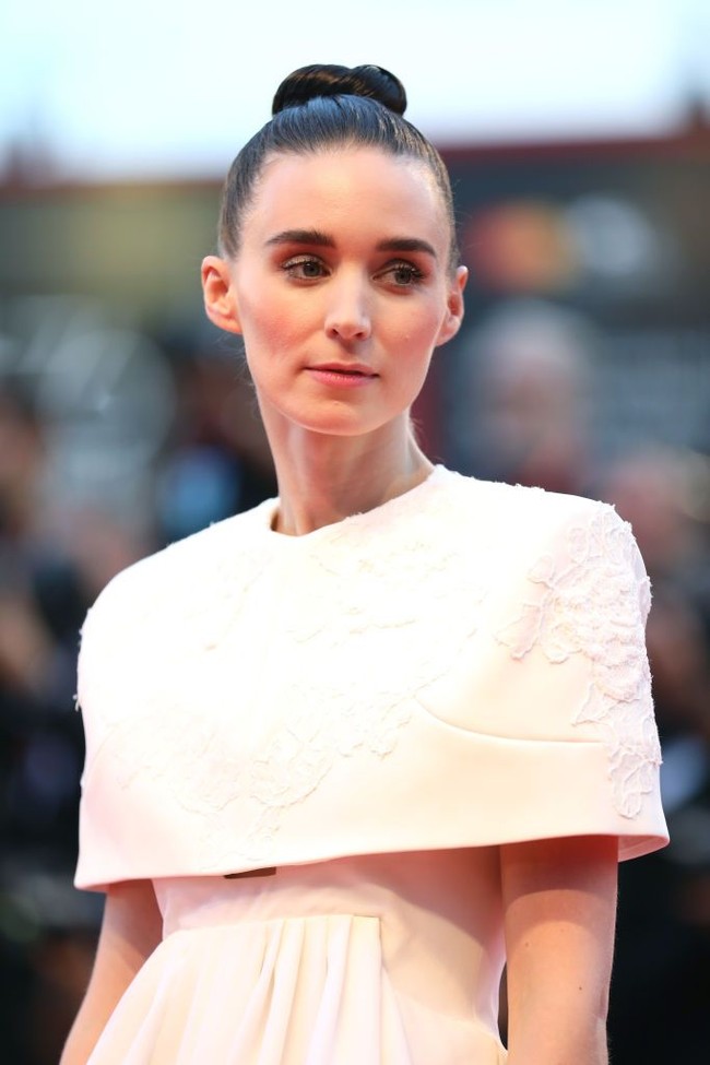 Gaun tersebut hadir dalam siluet hour-glass yang feminin. Aksen cape yang menghadirkan sentuhan retro semakin membuat gaya aktris nomine Oscars ini memukau. (Foto: Getty Images)