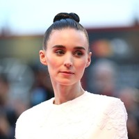 Gaun tersebut hadir dalam siluet hour-glass yang feminin. Aksen cape yang menghadirkan sentuhan retro semakin membuat gaya aktris nomine Oscars ini memukau. (Foto: Getty Images)