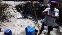 Keberadaan sumur bor menjadi sumber utama warga untuk mendapatkan air bersih. Mengingat jika membeli air bersih pertanki di Dusun tersebut mencapai Rp 350 ribu.