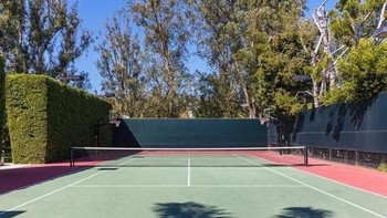 Rumah itu punya beragam fasilitas termasuk lapangan tenis. Foto: Dok. Realtor