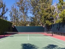 Menjelajah Mewahnya Rumah Sultan si Pendiri WhatsApp