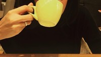 Menyesap secangkir gelas, begini Raihaanun kala menikmati kopi favoritnya. Kira-kira seperti apa ya kopi favorit istri Teddy Soeriaatmadja ini? Foto: Instagram raihaanun