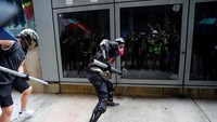 Dua pendemo berusaha memecahkan kaca jendela bandara. REUTERS/Anushree Fadnavis.